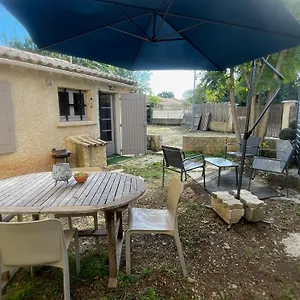  Hébergement de vacances Jolie Petite Maison - Montfavet