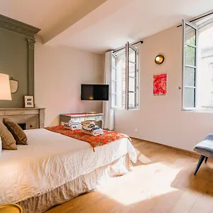 Le Petit - & A Deux Pas Du Pont D'avignon Et Du Palais Des Papes Bed and breakfast